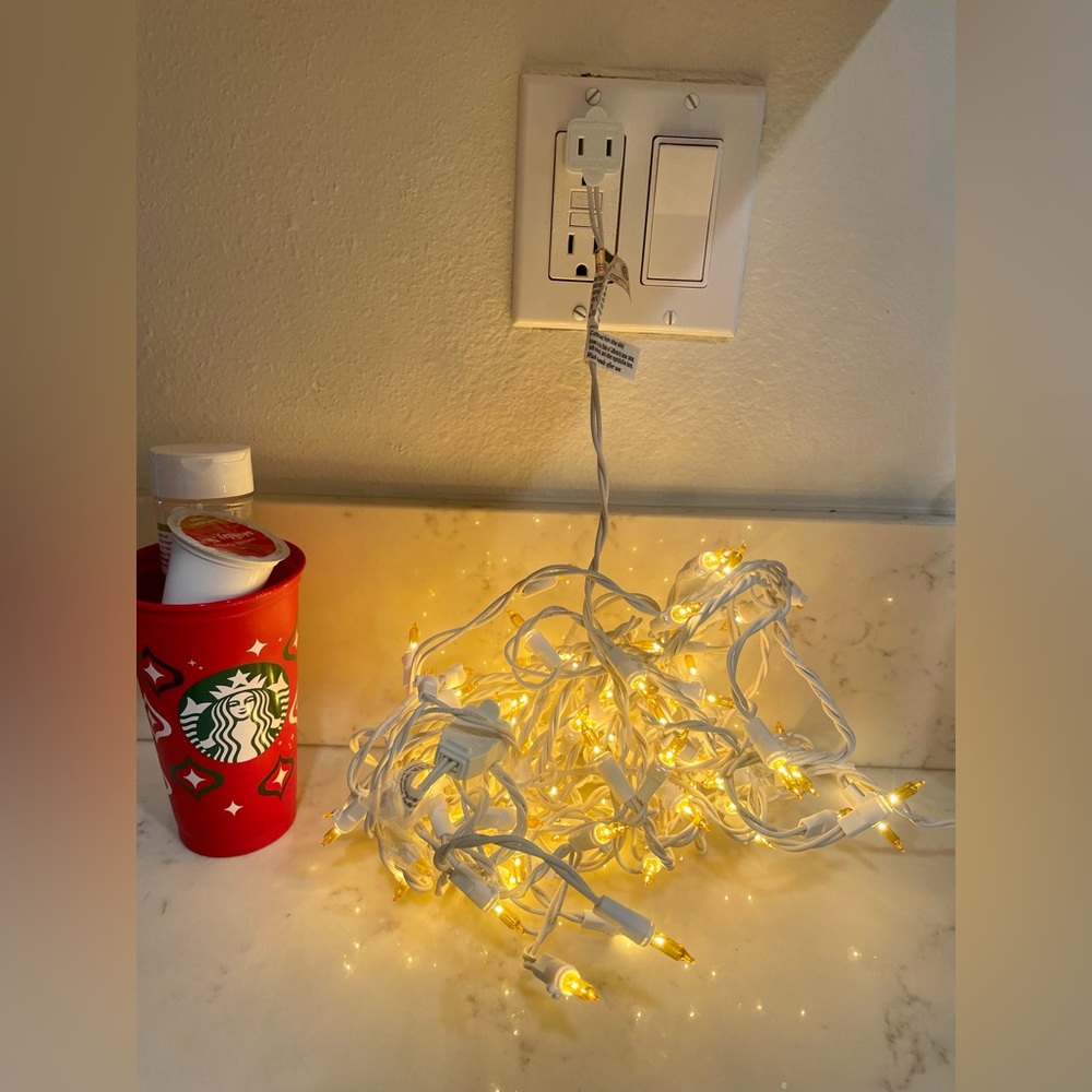 NWOT 100lt yellow icicle set white white plug 9 long 4 spacing 5.5 drop🎄🎆